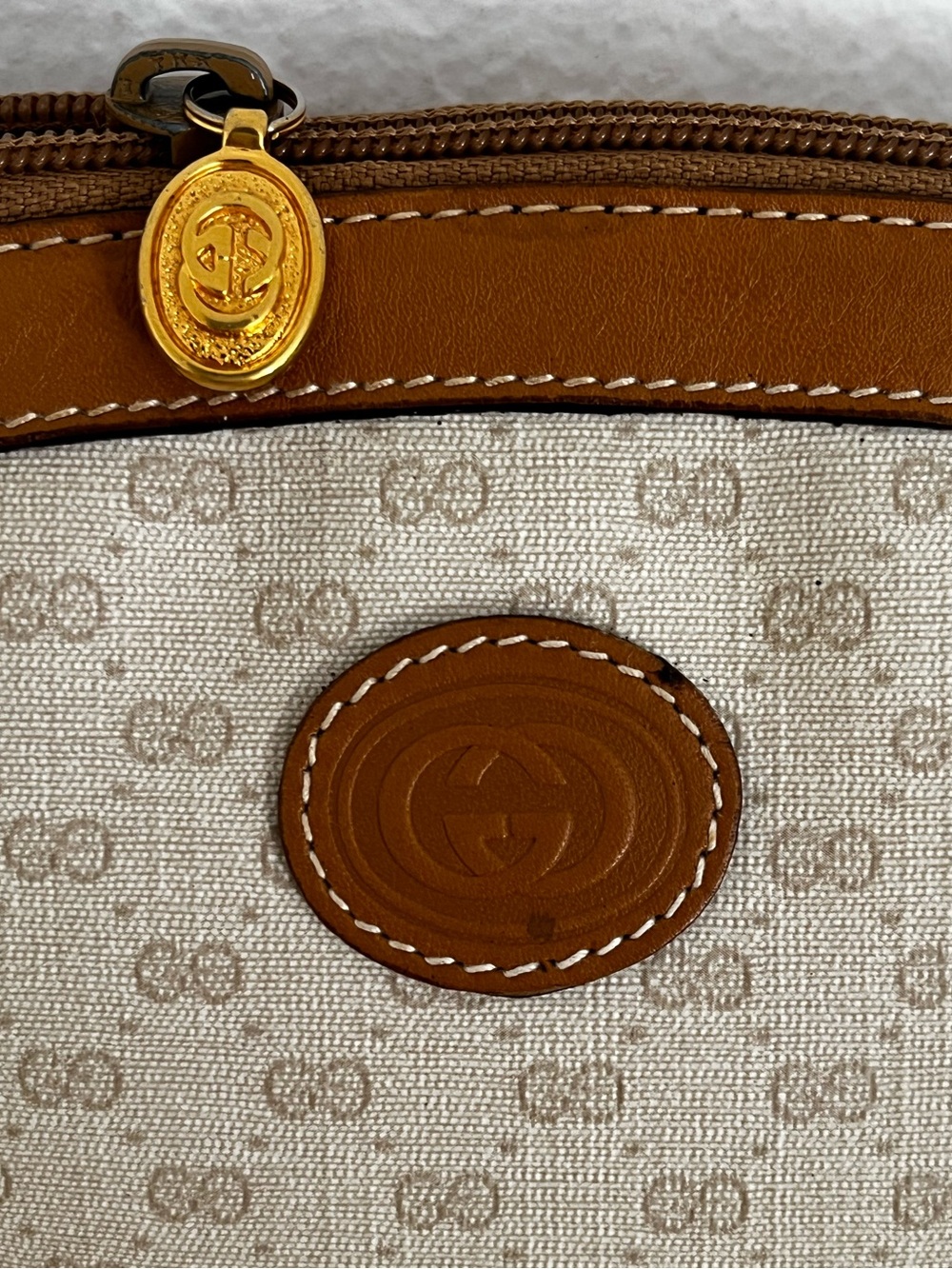 Gucci Crème Micro GG Supreme Dome Cosmetic Clutch Tan Leather Trim Vintage 1980s - Picture 4 of 16